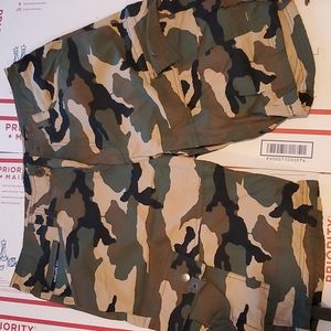 Size 34 men's Ecko camouflage cargo shorts